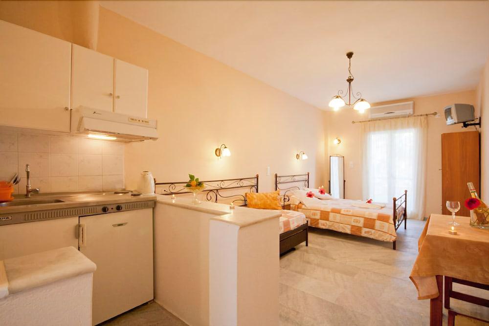 Agnadi Hotel Agia Anna  Exteriör bild