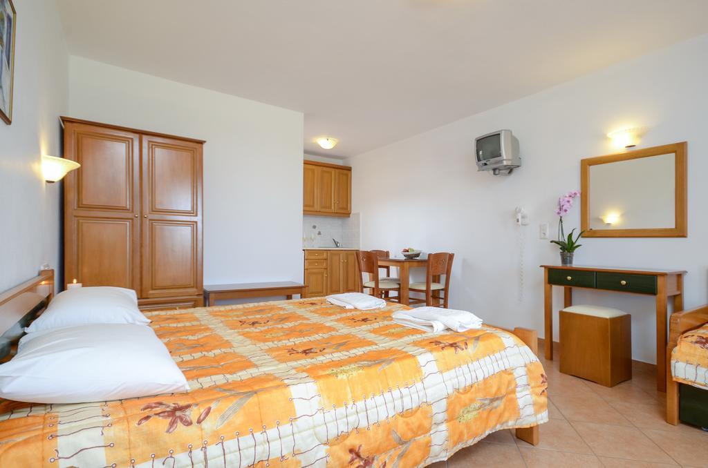 Agnadi Hotel Agia Anna  Exteriör bild